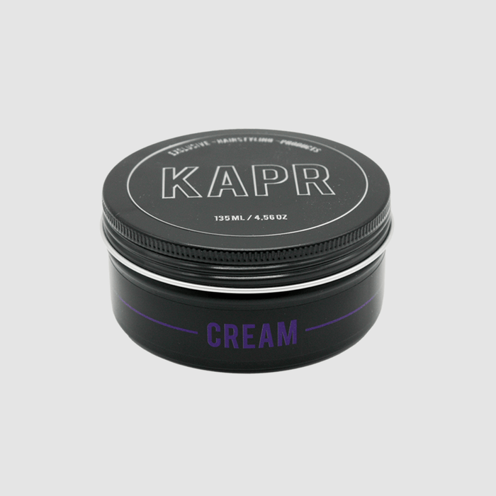 KAPR Cream – zwarte pot met wit logo op grijze achtergrond, professionele hairstyling cream.