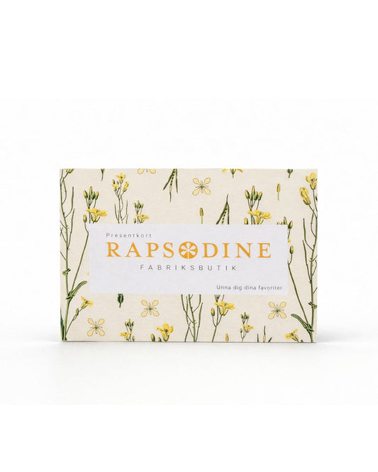 Presentkort från Rapsodine Fabriksbutik med mönster och gula rapsblommor i naturlig design