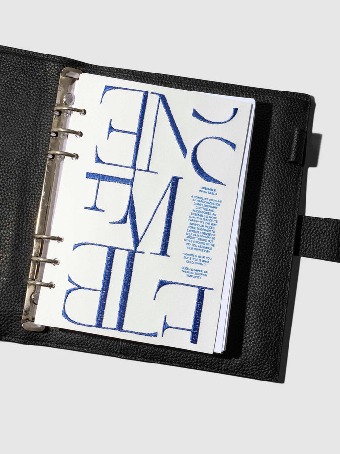 Dashboard displayed inside a leather agenda on a neutral background. Size shown is A5.