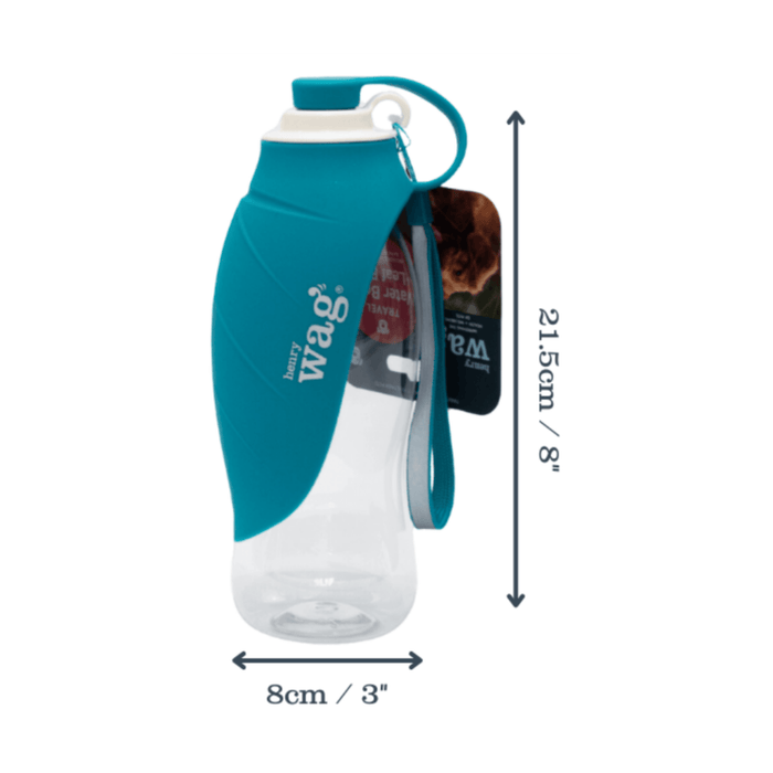 White background with a blue Henry Wag dog travel water bottle with a teal coloured overlapping 'leaf' bowl. Attached to a cardboard tag. Measurements above indicating width of 8cm and to the side showing height of 21.5cm. Below is the many features of the bowl.