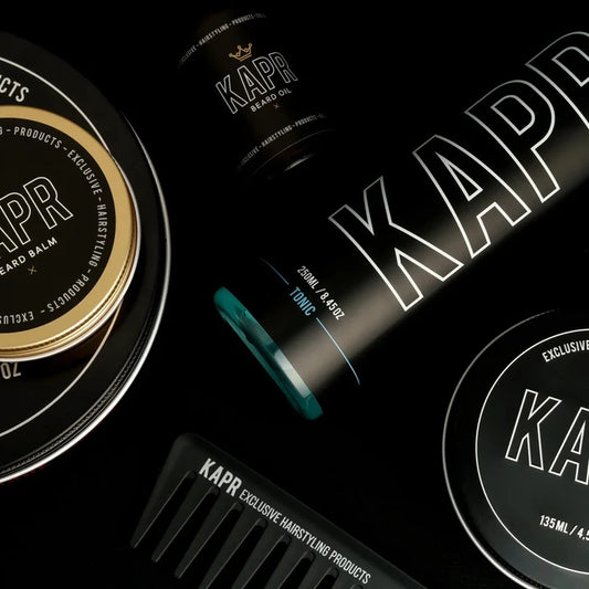 KAPR Cadeaubon – luxe zwart design met gouden accenten, tussen hoogwaardige KAPR producten.