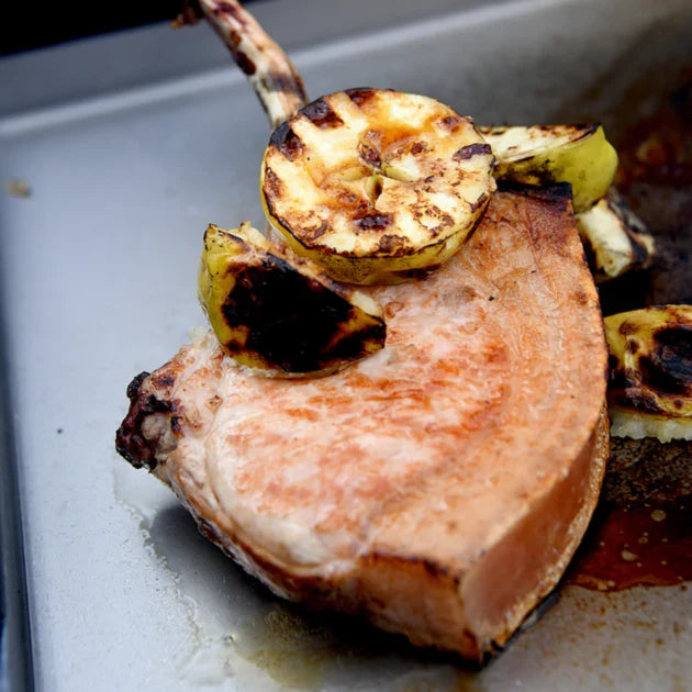 Grilled pork chop with apples on a Kasai Konro Plancha