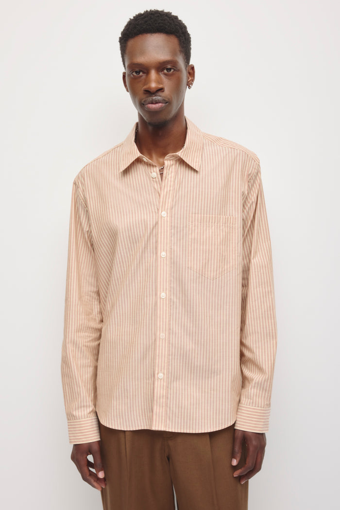 Model is 6'2 and is wearing size L.