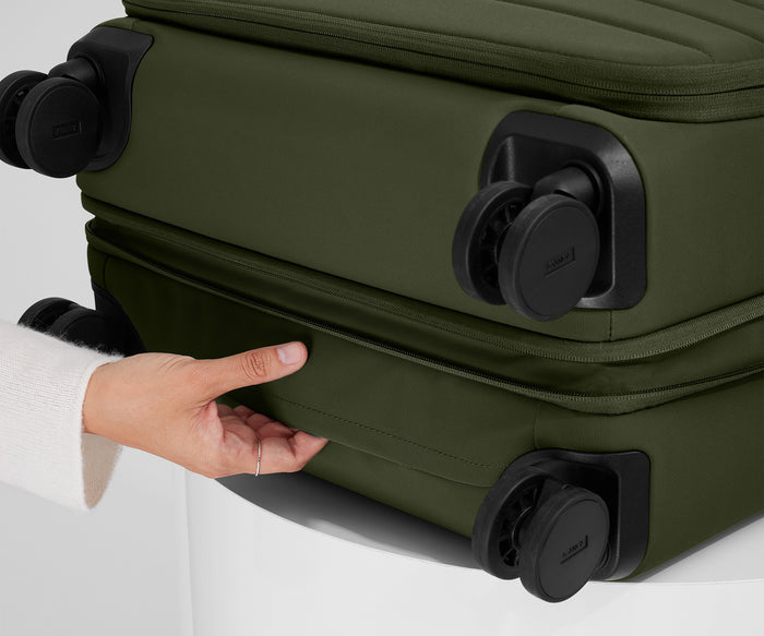 The Softside Medium suitcase in Olive Green shown laying on a surface to highlight the underside grab handle
//
Underside grab handle that makes it easier to lift and carry your suitcase.