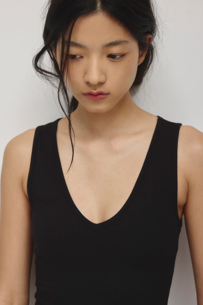 Women's Layn V-Neck Tank in Black